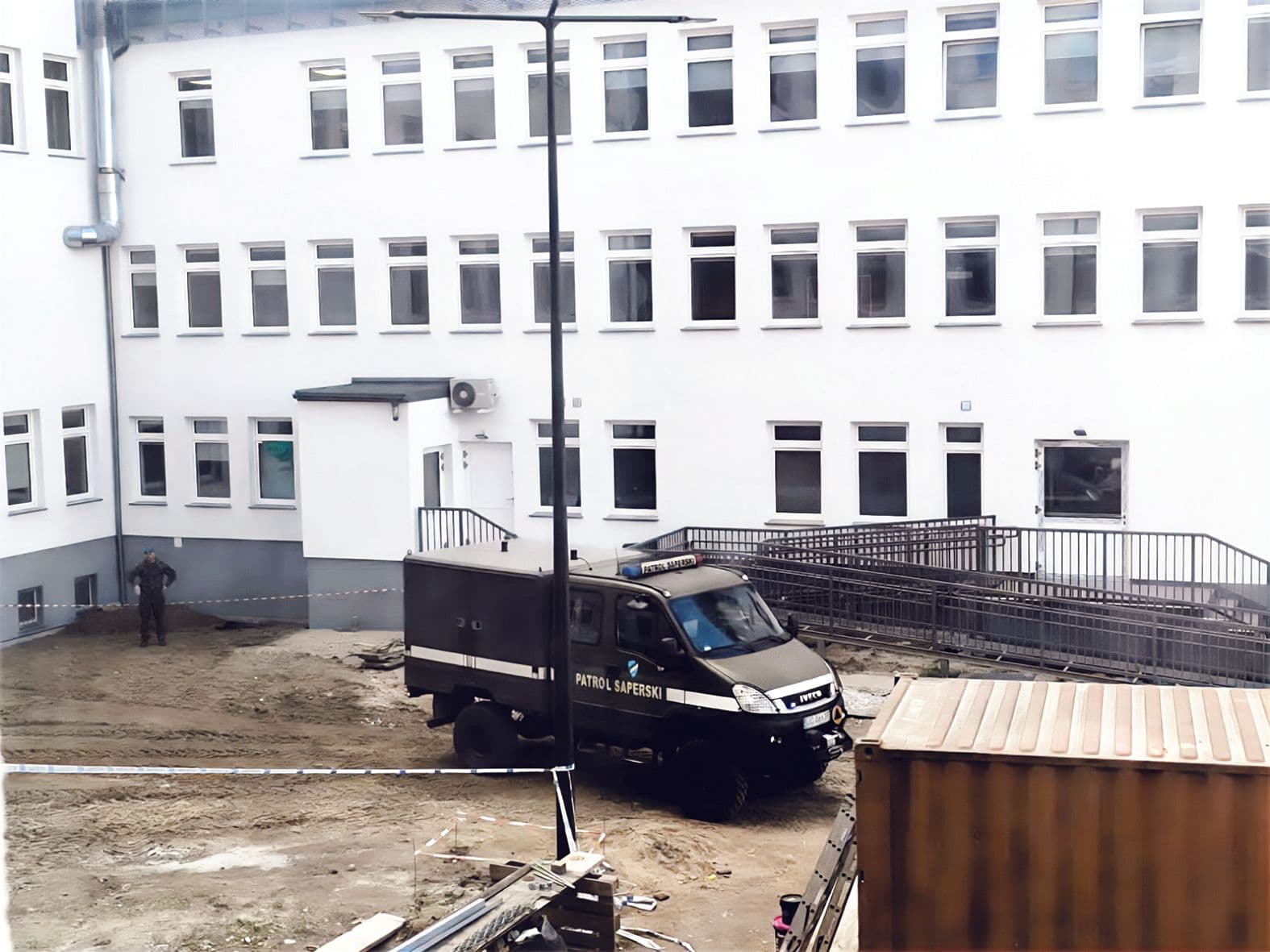 Alarm bombowy w szpitalu – pacjenci bezpieczni dzięki szybkiej reakcji służb