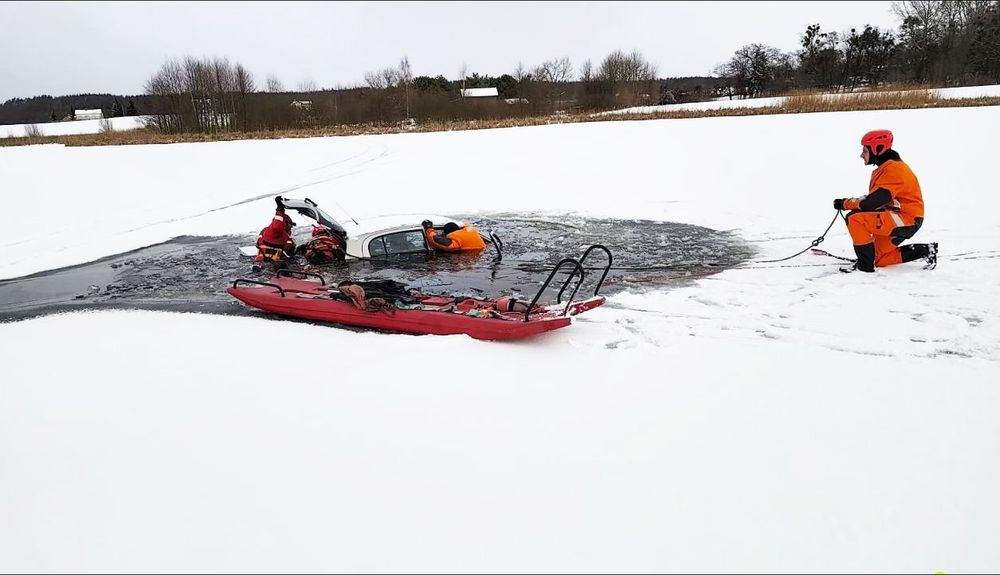 Ryzykowna jazda po lodzie zakończyła się akcją ratunkową